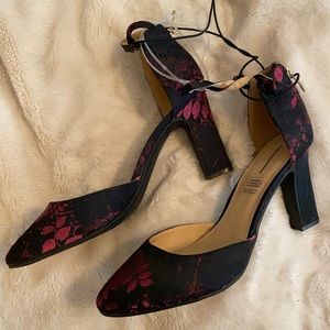 NWOT Liz Claiborne Winnie Floral Brocade Heels